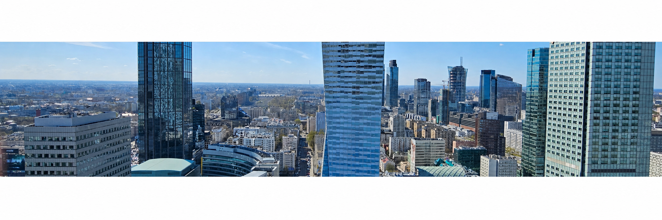 Panorama nowoczesnej dzielnicy biurowej w centrum dużego miasta